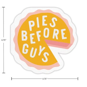K&ouml;nnte beinhalten: Ein gelber und rosa Tortenaufkleber mit dem Text "PIES BEFORE GUYS" in Wei&szlig;. Der Aufkleber hat einen Durchmesser von 12,1 cm.