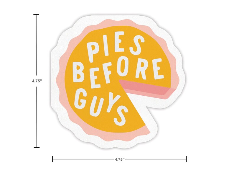 K&ouml;nnte beinhalten: Ein gelber und rosa Tortenaufkleber mit dem Text "PIES BEFORE GUYS" in Wei&szlig;. Der Aufkleber hat einen Durchmesser von 12,1 cm.