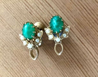Smaragdgrüne Schraubrücken Vintage Ohrringe mit Kunstperlen Gold toned Midcentury
