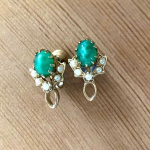 Emerald Green Screw Back Vintage Earrings With Faux Pearls Gold Toned Midcentury