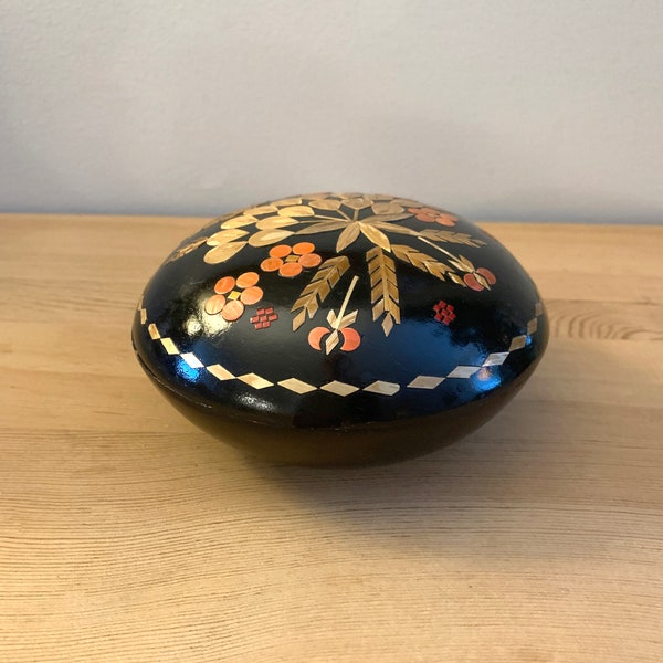 Black lacquered wood bowl with lid and inlaid straw marquetry