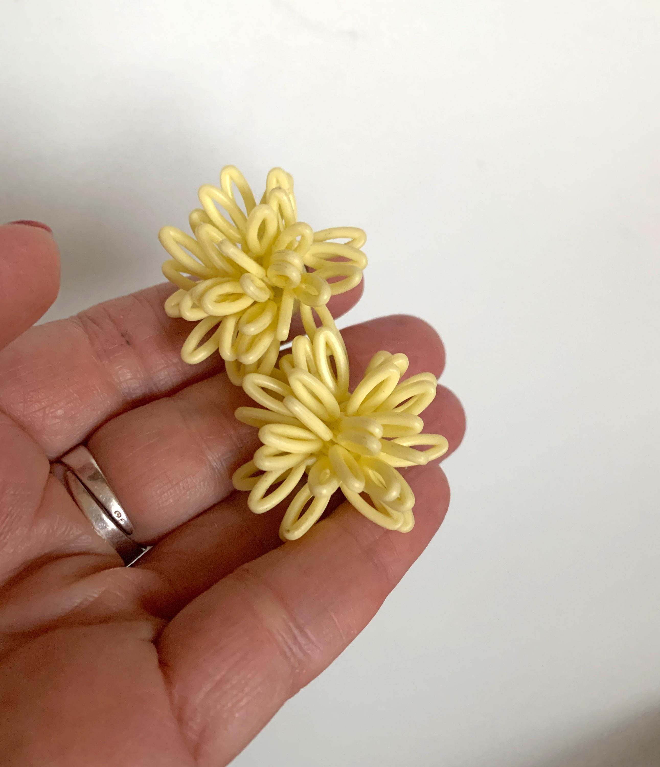 Boucles D'oreilles Clips Anciennes - Grande Fleur Jaune Paille, Modèle 390 - Occasion