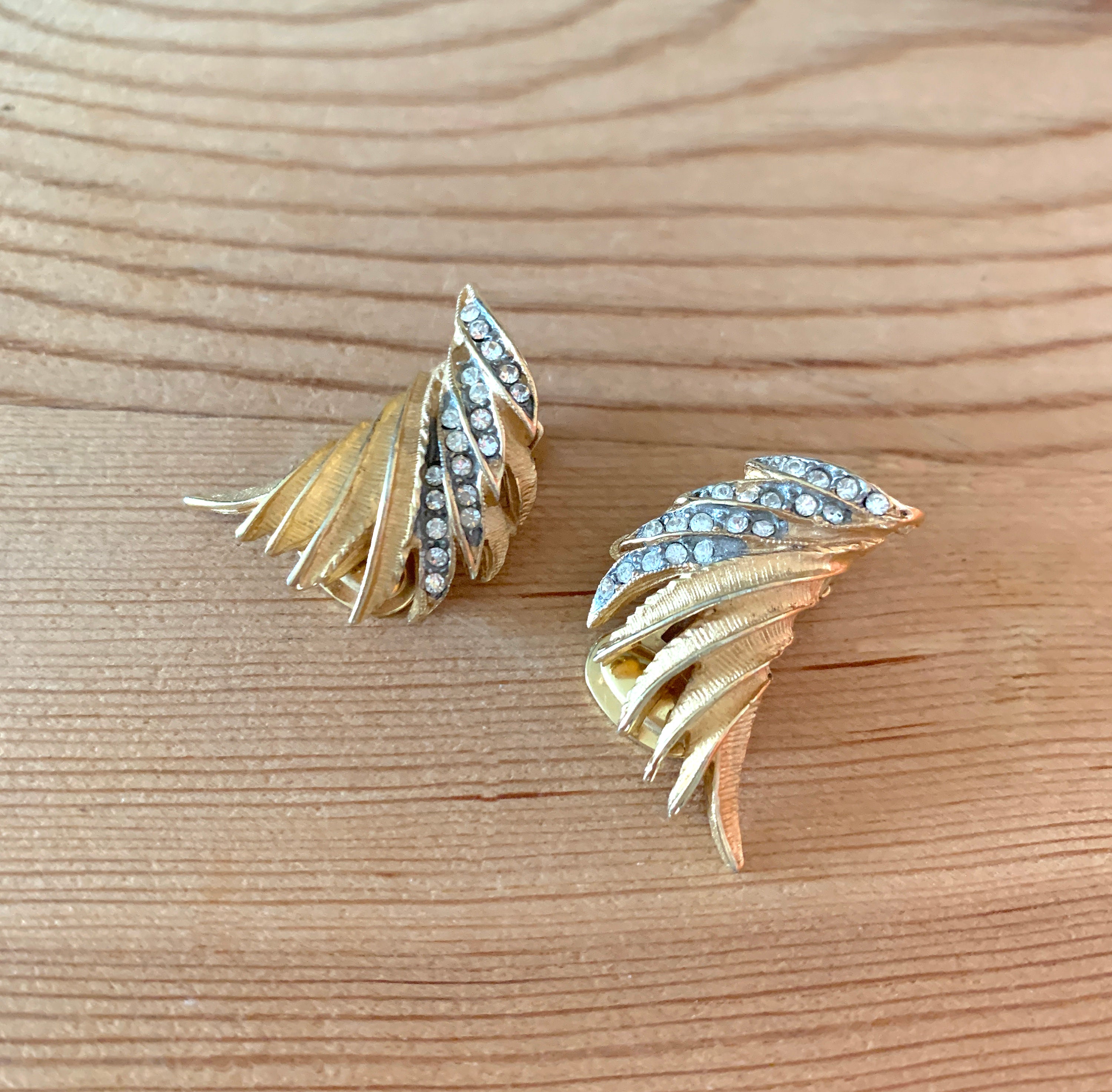 Boucles D'oreilles Clips Vintage Années 80 - Motif Feuilles Doré Avec Strass Multicolores - État Très Bon