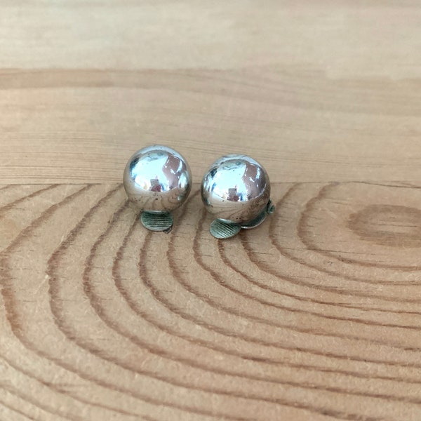 Silver Tone 15 mm Ball Clip-on Earrings Shiny Metal Half Dome Clipon Earrings For unpierced Ears Vintage