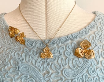 Schmuck Set Brosche, Anhänger Halskette, Ohrclips, goldfarben, Midcentury Floral, Vintage Schmuck