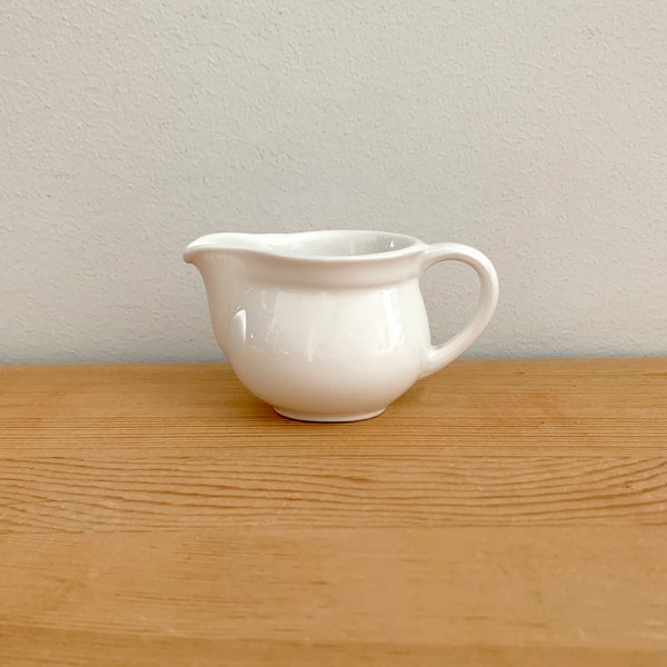 Petit crémier suédois Gustavsberg White Bone Porcelain Midcentury Cream Pitcher