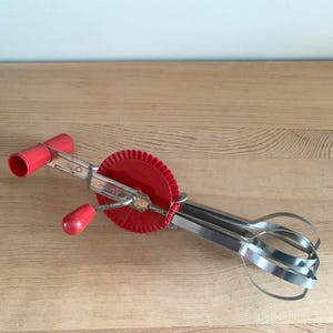 Swifty 1950/60&#39;s Vintage Cream/Egg Beater Hand Held Mechanical Quirl Cake Beater With Red Plastic Handle