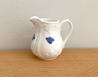 Crémier suédois Blå Blom Gustavsberg Pichet à crème en porcelaine blanche et bleue du milieu du siècle
