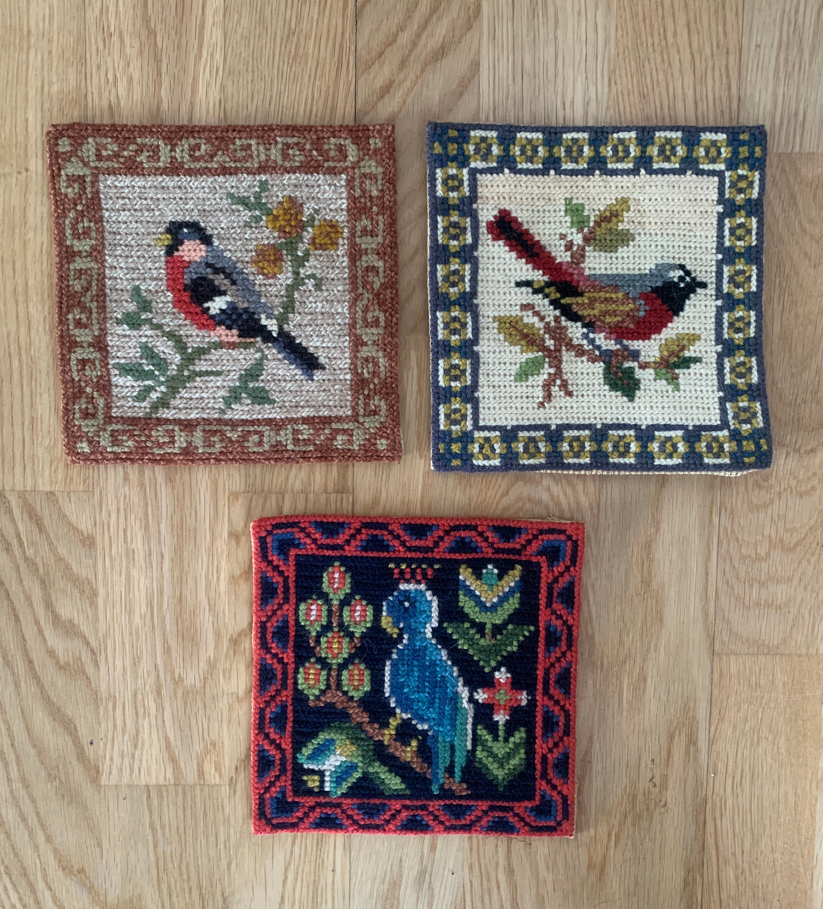 3つの小さなスウェーデン刺繍ウール壁掛けツイストステッチの伝統的な 