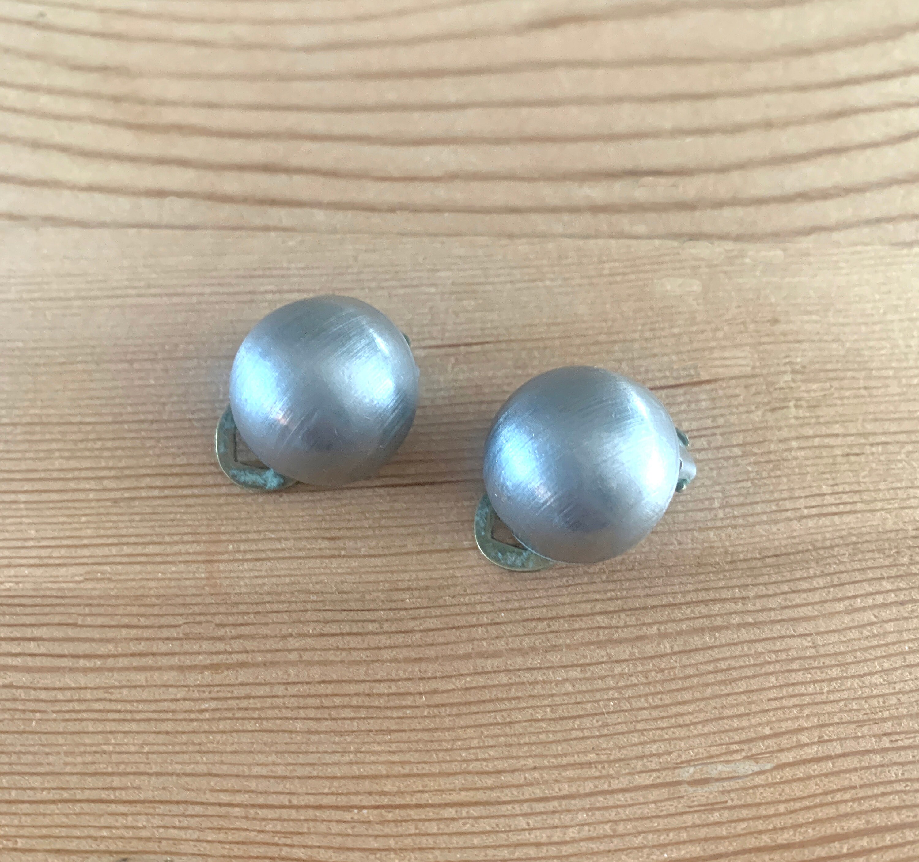 ブラッシュドメタル 18 mm クリップオンイヤリング ヴィンテージ