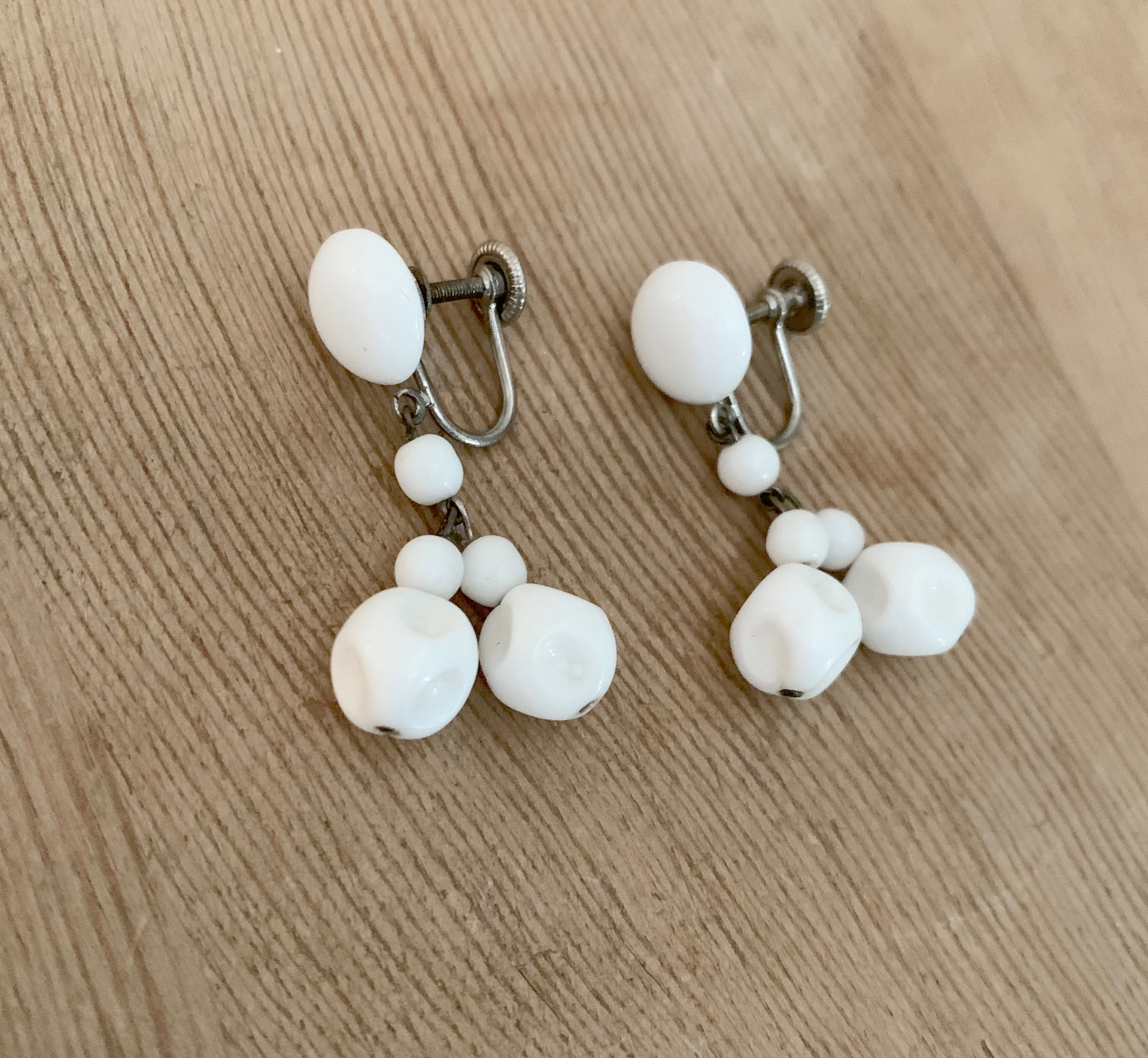 Weiße Vintage Baumschminken Ohrringe mit Milch Glas Perlen und Schraube Rücken 1940 Retro Vintage Schmuck signiert made in Westdeutschland