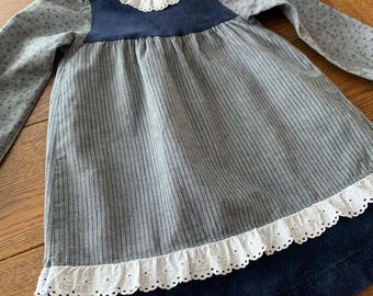 Vestido estilo pradera vintage de manga larga para niña de 4 a 5 años con ribete de encaje. Vestido de algodón azul y gris de Suecia.
