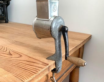 Macinano per noci WSM Klingenthal degli anni '50, in ghisa grigia, manuale, da tavolo, per mandorle, prodotto nella DDR Germania.