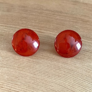 Marmorierte Lucite Button Clip-on Ohrringe Vintage Midcentury Bernstein bunt PlexiGlas Kreisförmige Clipons