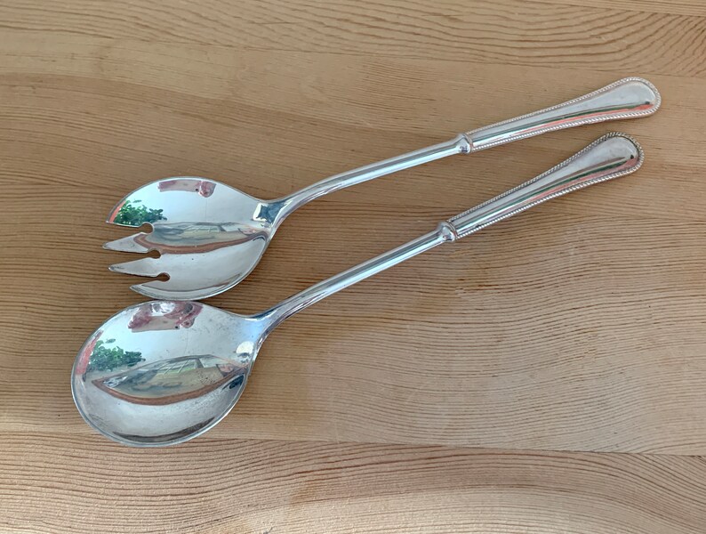 Serveurs de salade vintage dans une fourchette à couverts à salade en argent plaqué et cuillère ustensiles de service Kitchenalia image 1