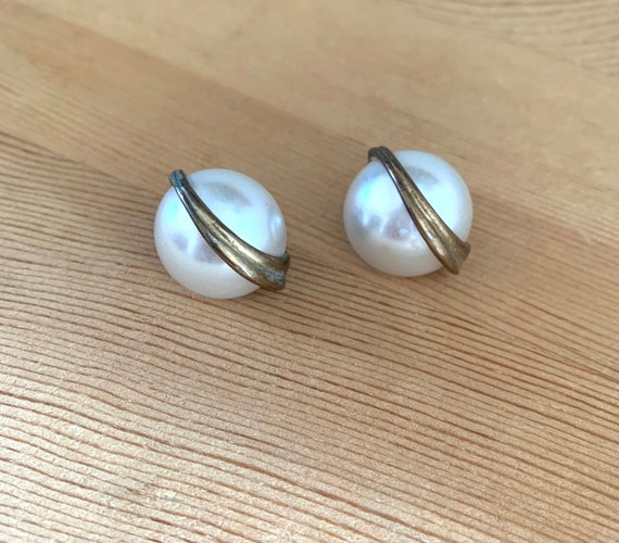 Flat button pearl earrings deals
