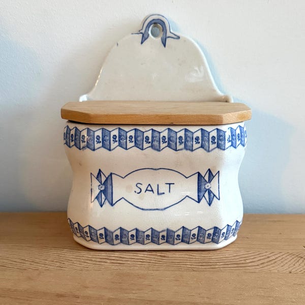 Salero sueco antiguo de la década de 1920 con tapa de madera, fabricado por Gustavsberg, Suecia. Recipiente de cerámica con decoración azul cobalto.