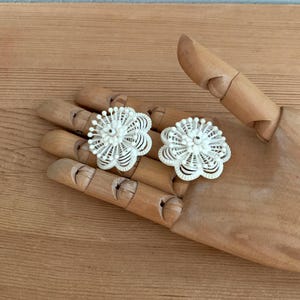Midcentury White Plastic Flower Clip-on Earrings Floral Unpierced Clipon Earrings Rockabilly Jewelry