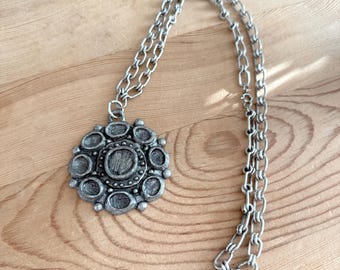 Collar nórdico grande de peltre con colgante, diseño brutalista escandinavo de los años 70, joyería modernista vintage.
