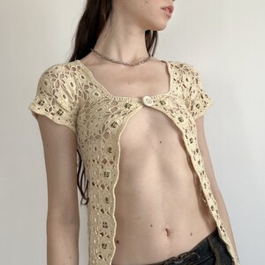 Top vintage de crochet hecho a mano con hermosas piezas de metal.
