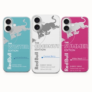 Puede incluir: Tres fundas para smartphone con la marca Red Bull. La funda izquierda es azul claro con el texto 'The Winter Edition' e 'Iced Vanilla Berry'. La central es blanca con 'The Coconut Edition' y 'Coconut Berry'. La derecha es rosa con 'The Summer Edition' y 'White Peach'. Cada funda muestra un gráfico de toro y el texto de 355 ml.
