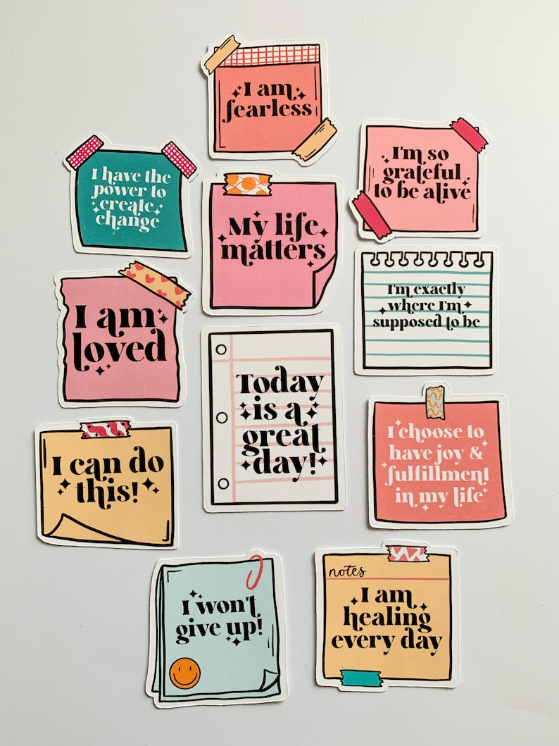 K&ouml;nnte beinhalten: Ein Set aus zehn bunten Motivationsaufklebern mit positiven Affirmationen. Die Aufkleber zeigen S&auml;tze wie "Ich bin furchtlos", "Mein Leben z&auml;hlt", "Ich bin geliebt", "Ich kann das", "Heute ist ein gro&szlig;artiger Tag", "Ich bin so dankbar, am Leben zu sein", "Ich bin genau da, wo ich sein soll", "Ich w&auml;hle Freude und Erf&uuml;llung in meinem Leben", "Ich gebe nicht auf", und "Ich heile jeden Tag".