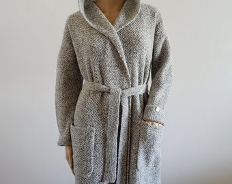 Long cardigan gris avec capuche Veste chaude Manteau de tricot blanc à manches longues Vêtements de transition Pull long avec ceinture