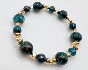 Pulsera especial de crisocola natural verde excepcional, con inserciones chapadas en oro de 14 quilates. Aporta alegría y tranquilidad. Fomenta la autoconciencia y el equilibrio.