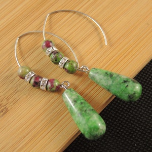 Peut inclure: Une paire de boucles d'oreilles cr&eacute;oles en argent avec des perles de pierres pr&eacute;cieuses vertes et roses et un pendentif en forme de larme en pierre pr&eacute;cieuse verte.