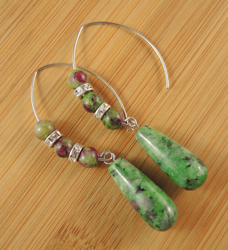 Peut inclure: Une paire de boucles d'oreilles cr&eacute;oles en argent avec des perles de pierres pr&eacute;cieuses vertes et roses et des pendentifs en forme de goutte.