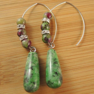 Peut inclure: Une paire de boucles d'oreilles cr&eacute;oles en argent avec des perles de pierres pr&eacute;cieuses vertes et roses et des pendentifs en forme de larme en pierre pr&eacute;cieuse verte.