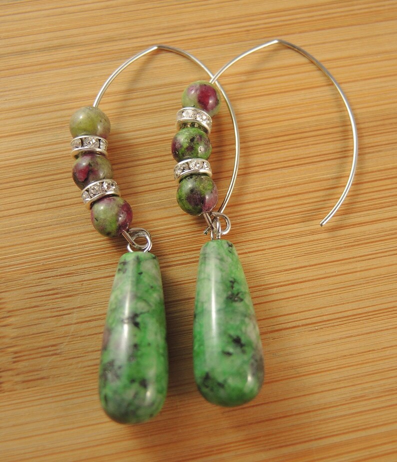 Peut inclure: Une paire de boucles d'oreilles cr&eacute;oles en argent avec des perles de pierres pr&eacute;cieuses vertes et roses et des pendentifs en forme de larme en pierre pr&eacute;cieuse verte.