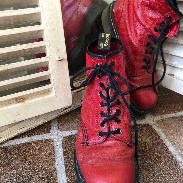 DR MARTENS, the original vintage lace up, lace-up shoes, air wair soles, red patent leather, size 40 eu/ 6.5 uk, made in England.