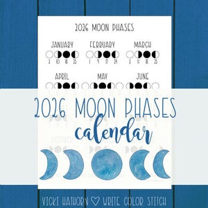 Pode incluir: Uma impressão de calendário branco com detalhes em azul, mostrando as fases da lua de 2026. O calendário inclui os meses do ano, com as fases da lua ilustradas. O texto "2026 Moon Phases Calendar" também está presente.