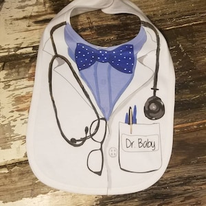 Babero médico personalizado, babero para mamá o papá Doctor, Taza de regalo médico, Doctor Appreciation bebé, babero para MD, Regalo del doctor