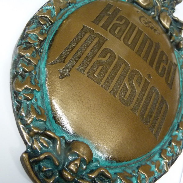 Réplica de la placa de la atracción Disney Haunted Mansion