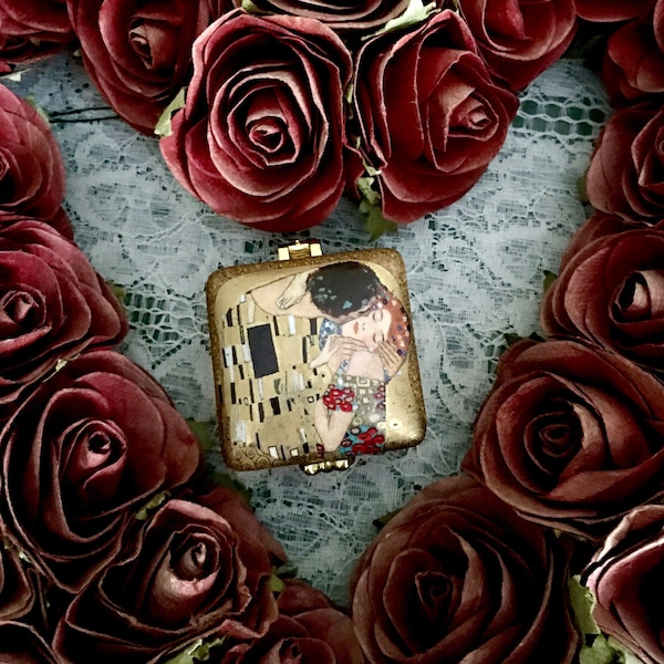 Trollbeads Gustav Klimt The Kiss trinket box. Goebel Der Kuss . Made in Thailand