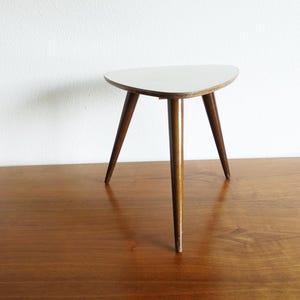 Flower stool kidney table brown white gray three-legged wooden flower table 50s 60s vintage side table midcentury space age