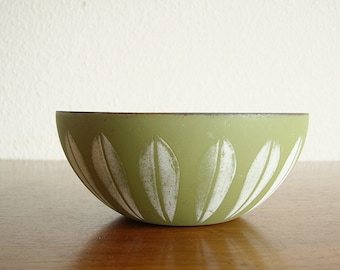 Catherine Holm bowl green white Lotus Norway enamelled design classic salad bowl vintage midcentury kidney table space age