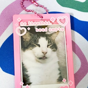 Chaveiro de acrílico com foto 'Sem pensamentos, cabeça vazia' | Chaveiro porta-foto rosa | Chaveiro meme | Personagem fictício | Marido | Waifu