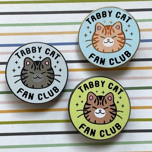 Pins de esmalte rígido Tabby Cat Fan Club | | Gato malhado laranja, Gato malhado laranja diluído, Gato malhado cinza, Gato malhado marrom | Presentes para amantes de gatos