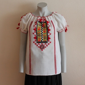 White Blouse Women&#39;s Blouse Short Sleeve Top Summer Top Peasant Shirt Hand Embroidered Flower Folk Hippie Blouse Medium Size
