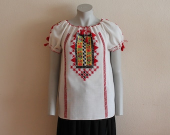 White Blouse Women&#39;s Blouse Short Sleeve Top Summer Top Peasant Shirt Hand Embroidered Flower Folk Hippie Blouse Medium Size