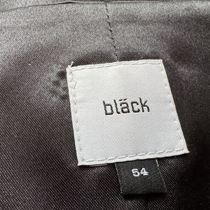 Colete preto risca de giz, modelo clássico masculino, tamanho 54, corte ajustado nas costas. imagem 9