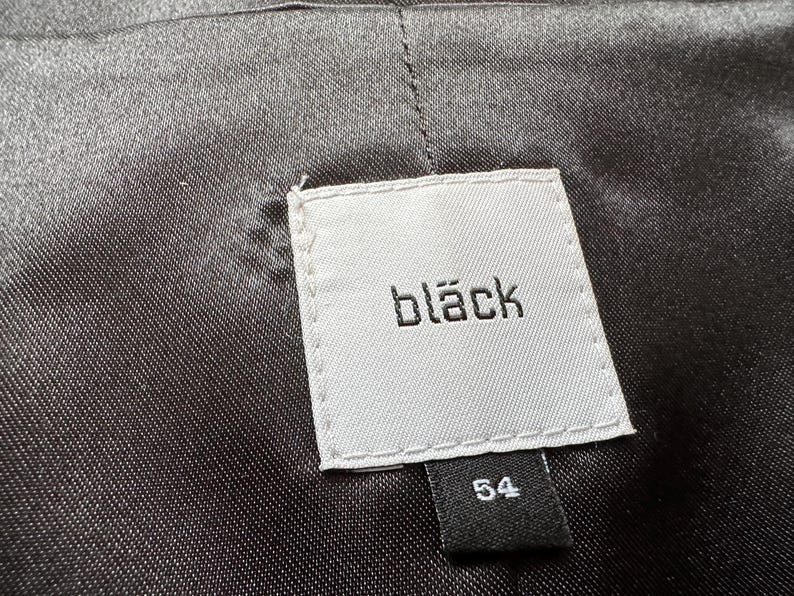 Colete preto risca de giz, modelo clássico masculino, tamanho 54, corte ajustado nas costas. imagem 9