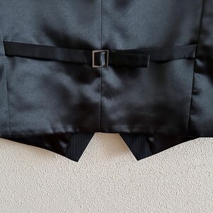 Colete preto risca de giz, modelo clássico masculino, tamanho 54, corte ajustado nas costas. imagem 8