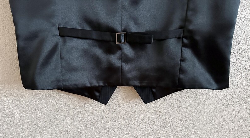 Colete preto risca de giz, modelo clássico masculino, tamanho 54, corte ajustado nas costas. imagem 8