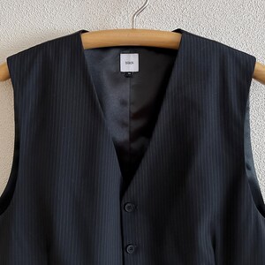 Colete preto risca de giz, modelo clássico masculino, tamanho 54, corte ajustado nas costas. imagem 2