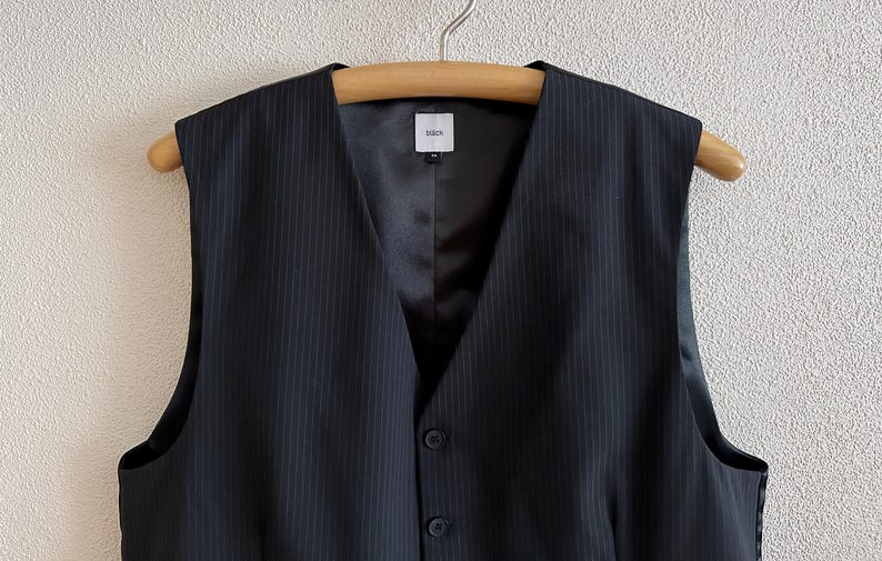 Colete preto risca de giz, modelo clássico masculino, tamanho 54, corte ajustado nas costas. imagem 2