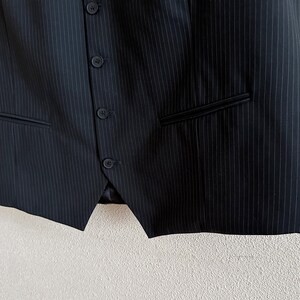 Colete preto risca de giz, modelo clássico masculino, tamanho 54, corte ajustado nas costas. imagem 6